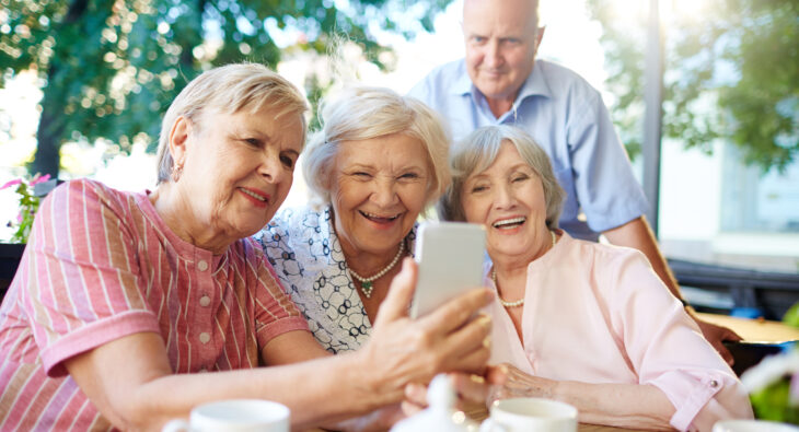 Senior im Pflegeheim – warum sollte man eine ältere Person Spezialisten anvertrauen?