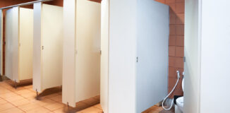 Materiały do produkcji kabin sanitarnych – zalety i wady