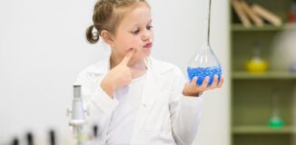 Jak nauczyciel może wykorzystać podręcznik do chemii w praktycznych zajęciach?