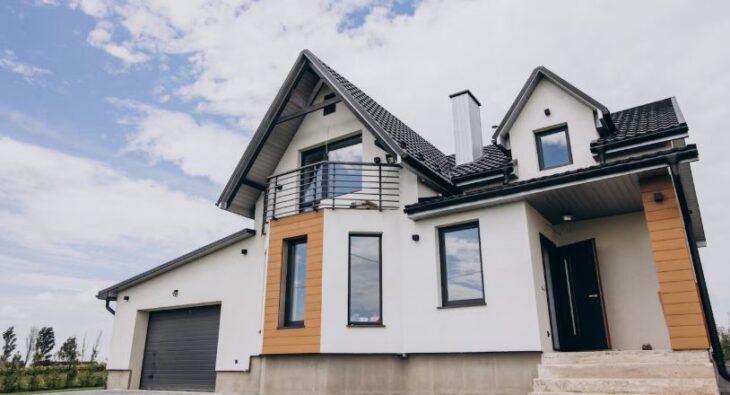 Jak skutecznie wyczyścić elewację domu? Odkryj topowe techniki i narzędzia 2025 roku!