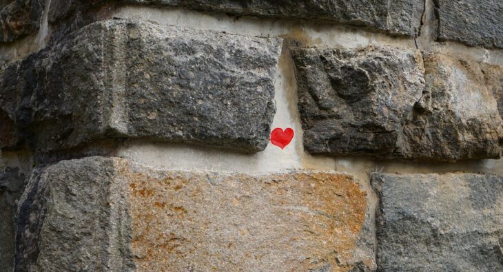 Usuwamy Graffiti Jak Profesjonaliści: Przewodnik Krok po Kroku do Czystych Ścian!