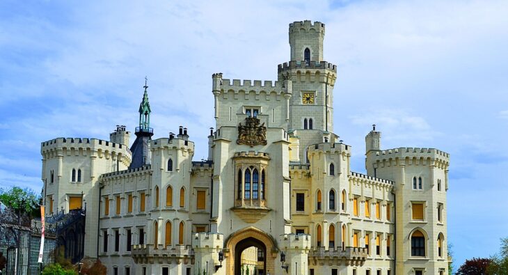 Jak spędzić noc w zamku nad Bałtykiem? Odkryj sekrety historycznych hoteli z widokiem na morze!