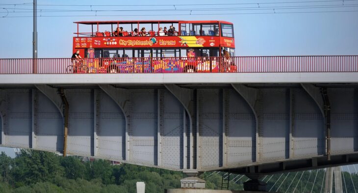 Jak zaoszczędzić na transporcie grupowym? Odkryj korzyści z wynajmu autokarów w Mazowieckiem!